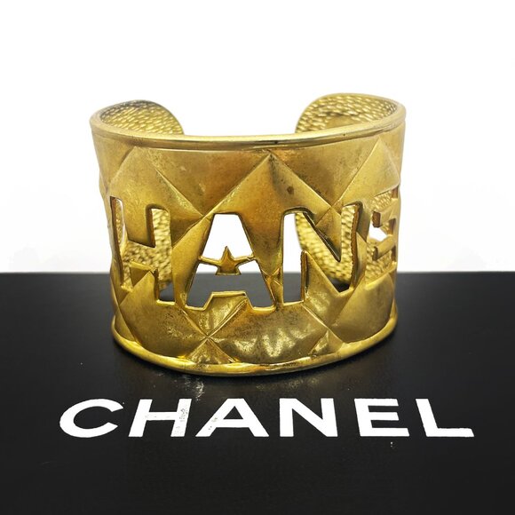 Authentic CHANEL CC Logo Cut Out Vintage Bracelet Cuff Bangle Gold Quilted Wide - Picture 3 of 9